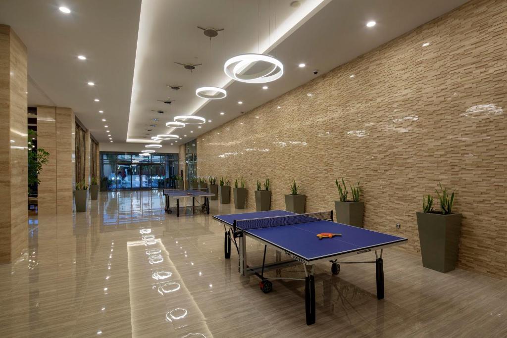 Moderns izklaides stūrītis viesnīcā The Sense Deluxe ar galdu pingpongam.