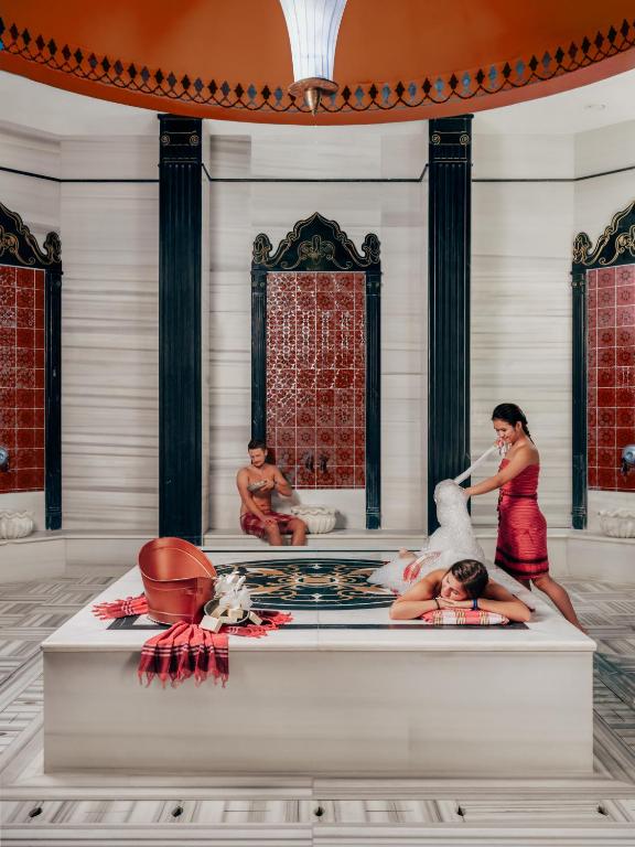 Viesnīcā Utopia Resort & Residence relaksējoša spa procedūra.