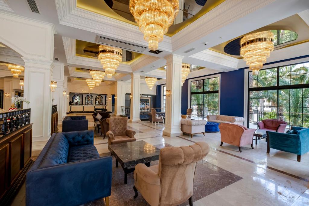 Elegants viesnīcas Utopia Resort & Residence salons ar greznām lampām