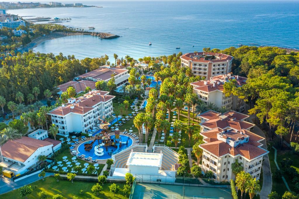Utopia Resort & Residence skats uz viesnīcu piekrastē ar baseinu un dārzu
