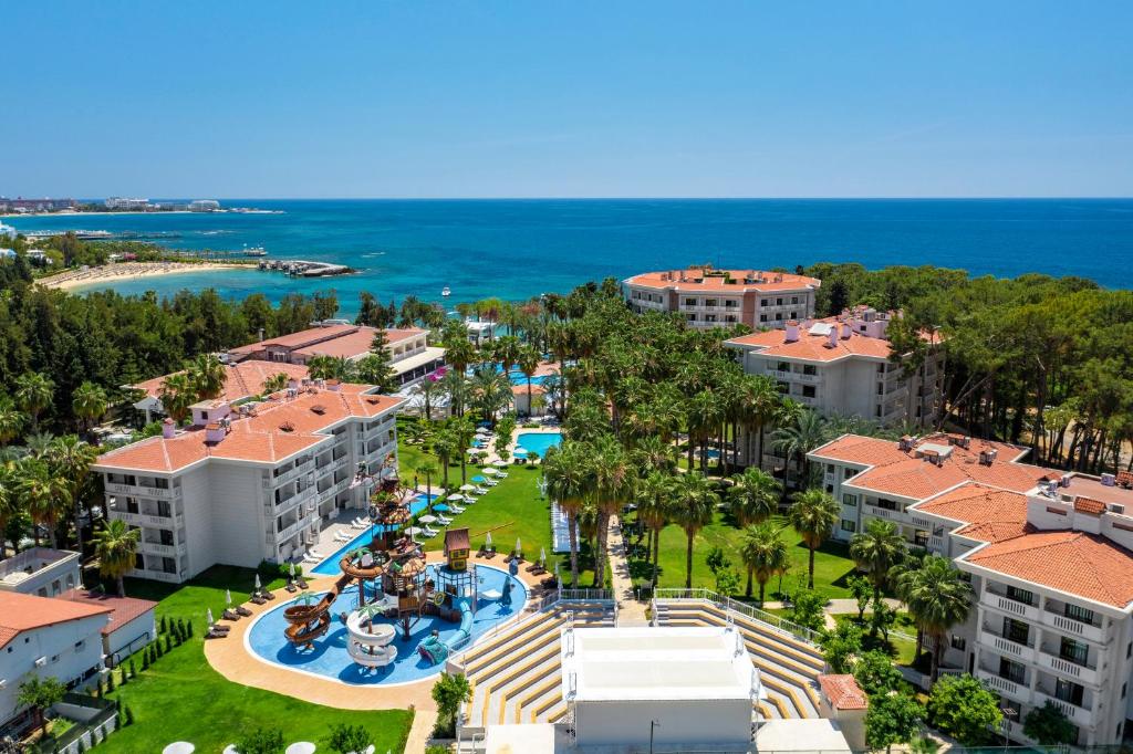 Uzturēšanās piekrastē Utopia Resort & Residence, apzaļumota teritorija ar baseinu.