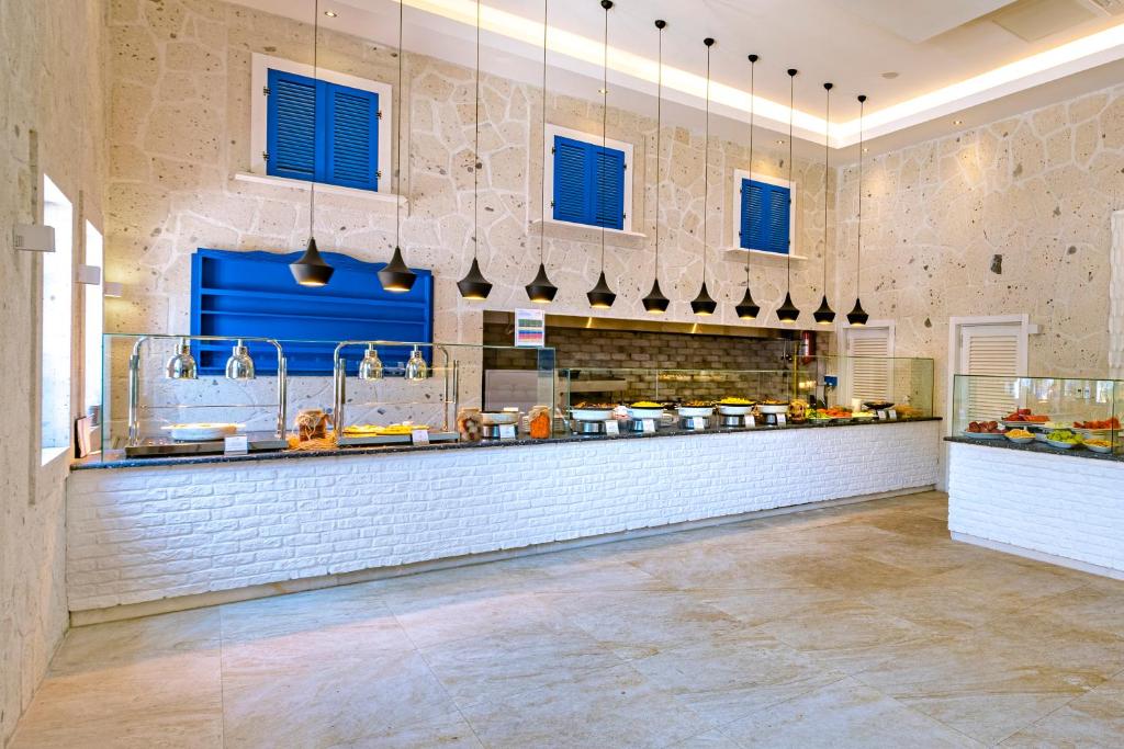 Utopia Resort & Residence bufete ar modernu dizainu un plašu ēdienu izvēli.