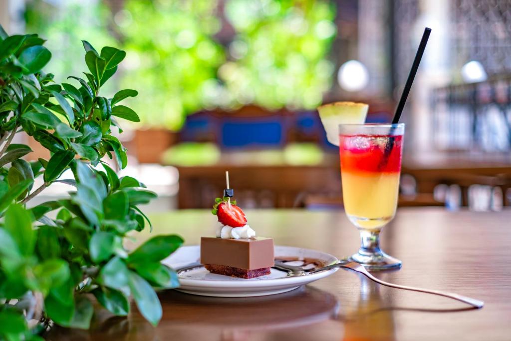 Deserts un dzērienu uz galda Utopia Resort & Residence