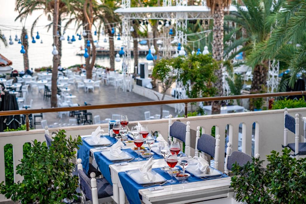 Utopia Resort & Residence restorāna terase ar skatu uz jūru