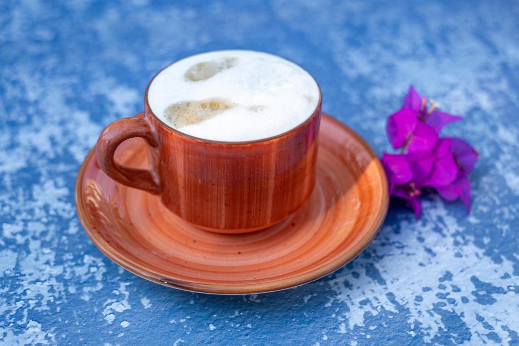 Kafijas krūze ar putām un ziedu, Utopia Resort & Residence