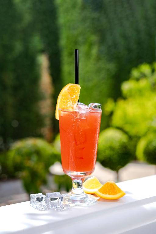 Kokteilis ar apelsīnu pie Utopia Resort & Residence