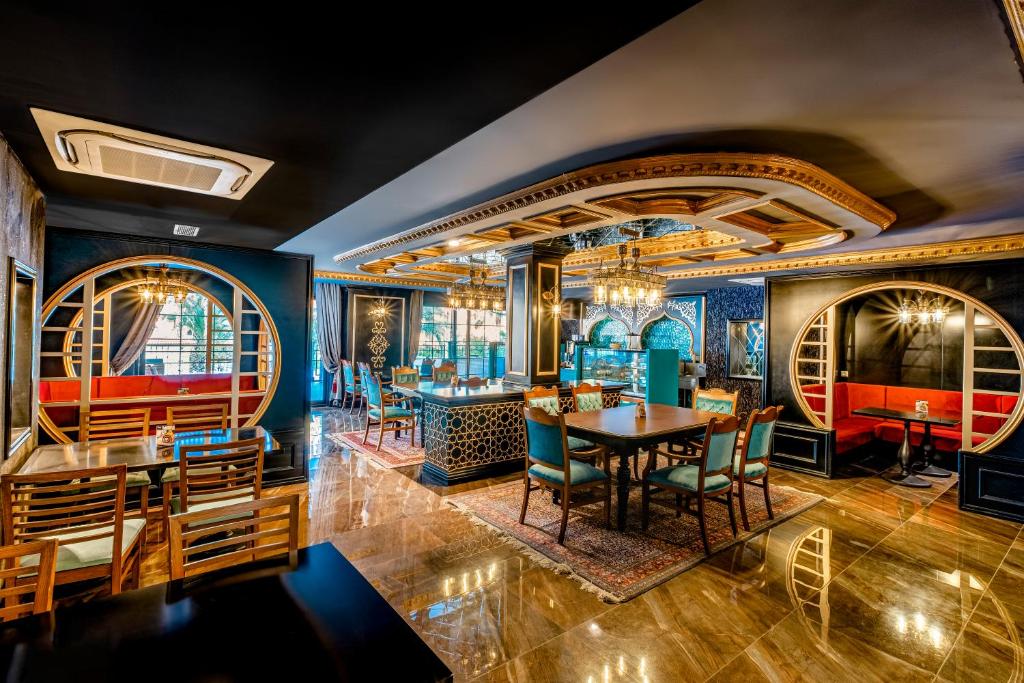 Elegants restorāns Utopia Resort & Residence ar unikālu interjeru un komfortablām sēdvietām.