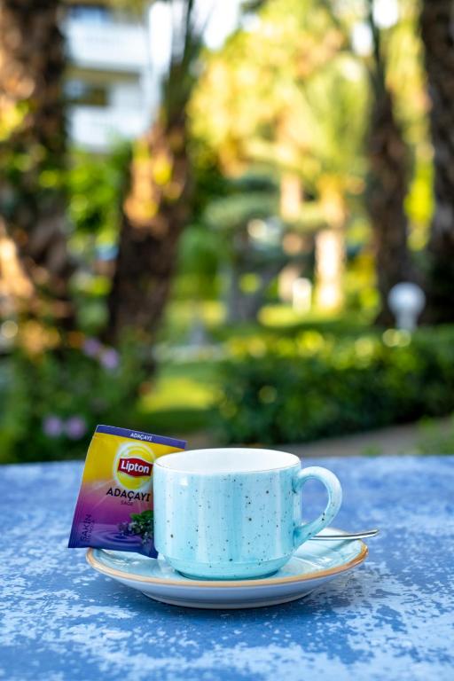 Tēja krūze ar Lipton maisiņu Utopia Resort & Residence dārzā.