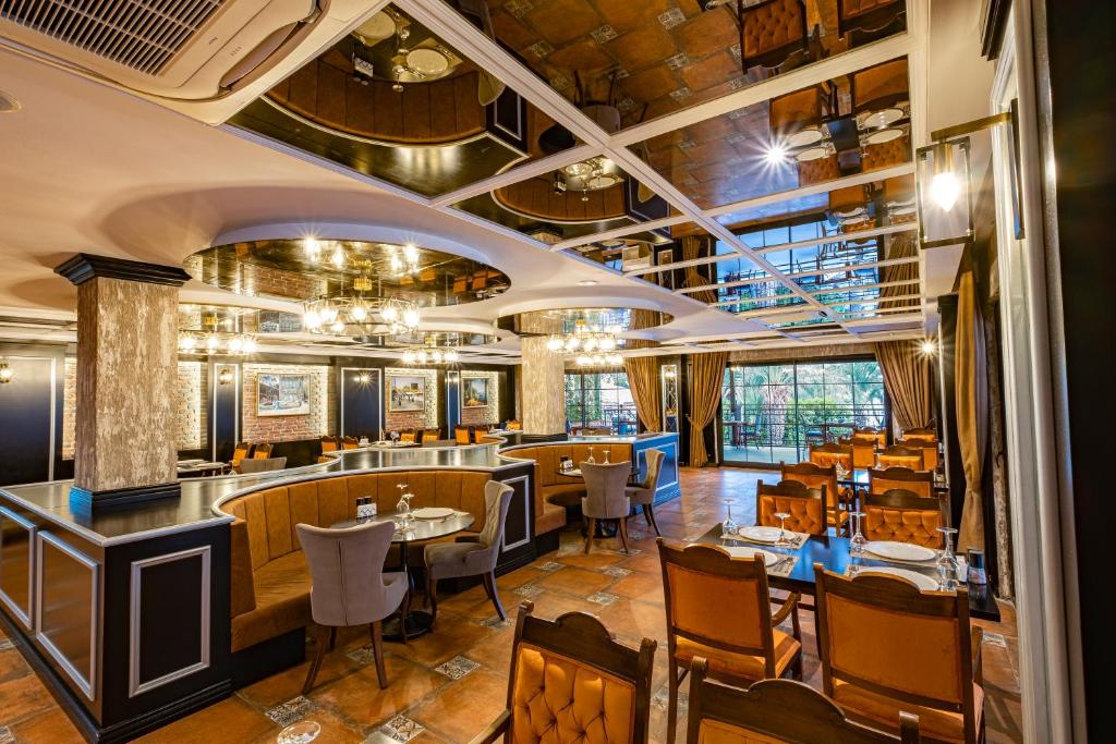 Mūsdienīgs restorāns Utopia Resort & Residence ar elegantiem interjera elementiem.