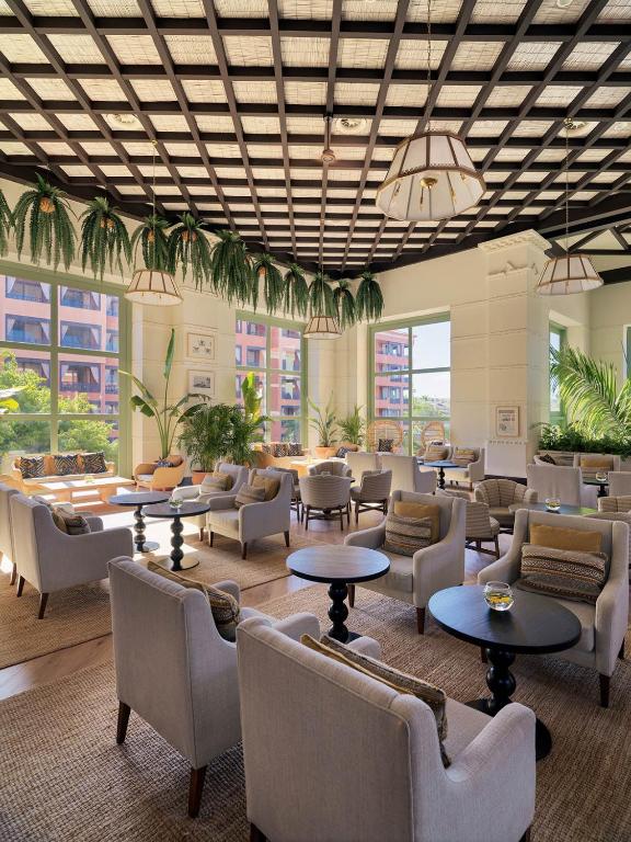 Mūsdienīgs un elegants kafijas veikals ar plašām logu sienām, kas piepildīts ar dabiskiem elementiem un stilīgu mēbeļu dizainu. Viegli un gaisīgi interjers ar zaļumiem un mājīgām sēdvietām.