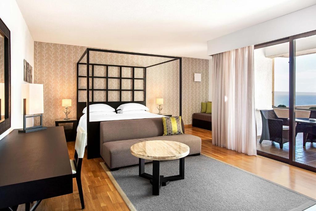 Šī ir moderna numurs piekrastē ar balkonu un skatu uz jūru Sheraton Rhodes Resort.
