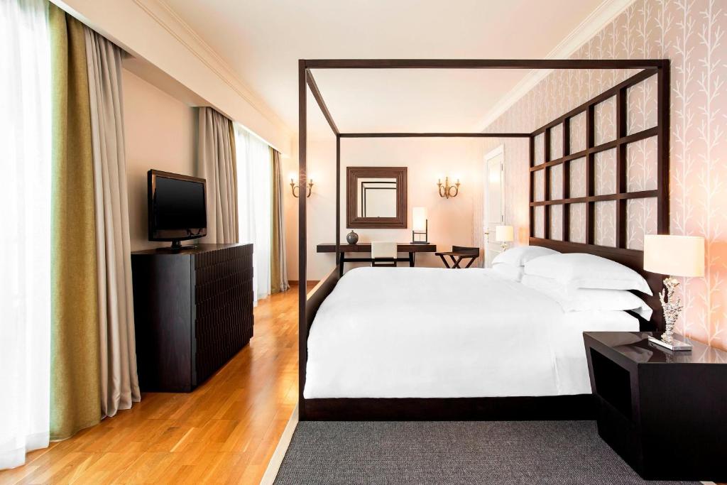 Elegants numurs ar četrstūra gultu viesnīcā Sheraton Rhodes Resort