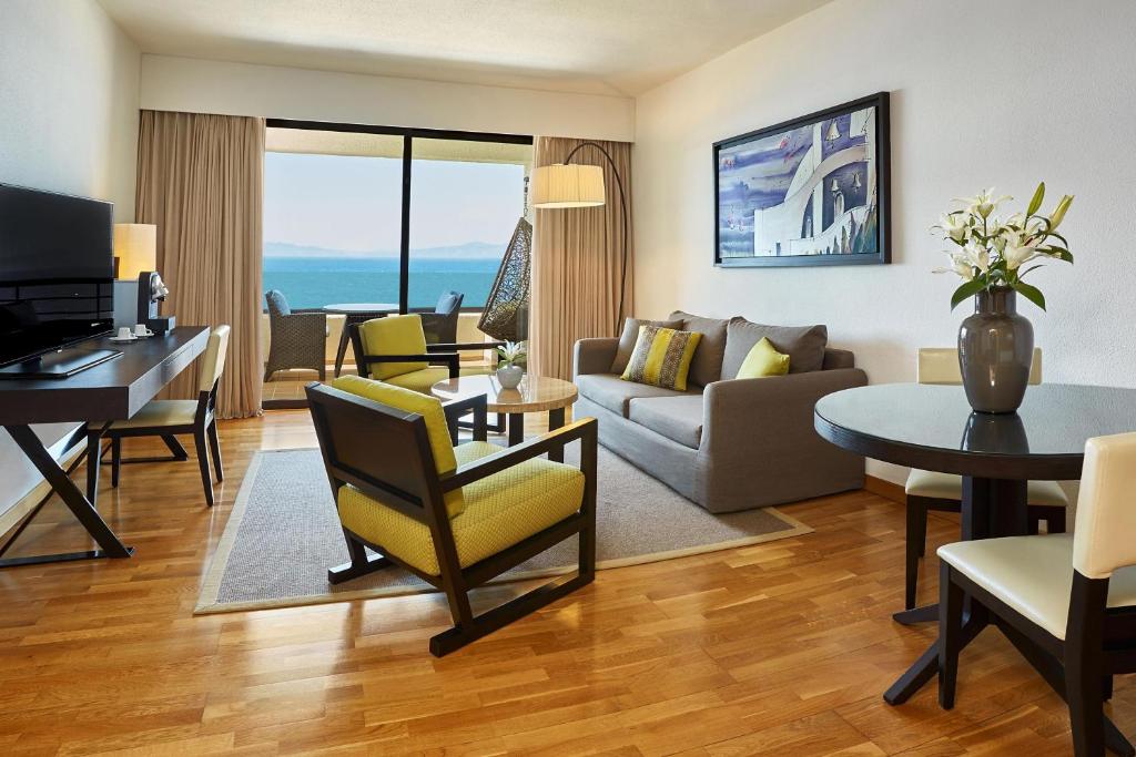 Sheraton Rhodes Resort numurs ar skatu uz jūru un moderno interjeru.