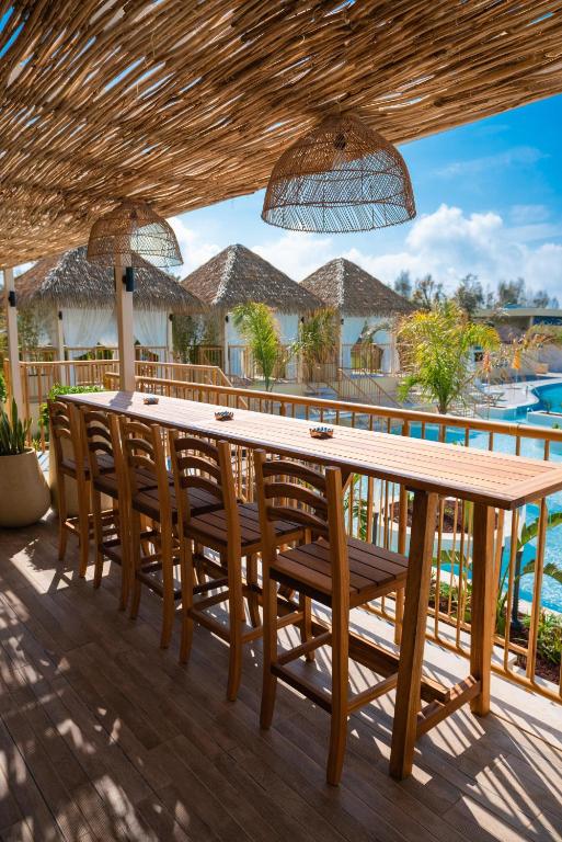 Bārs ar koka krēsliem pie Liberty Hotels Lara pie baseina.