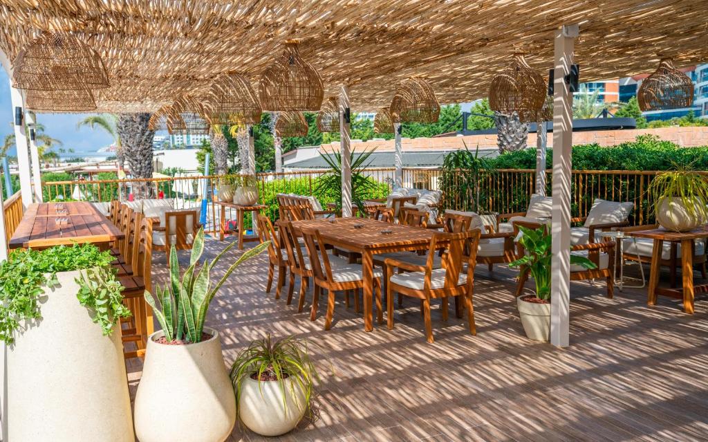 Paviljons ar galds un krēsliem pie Liberty Hotels Lara