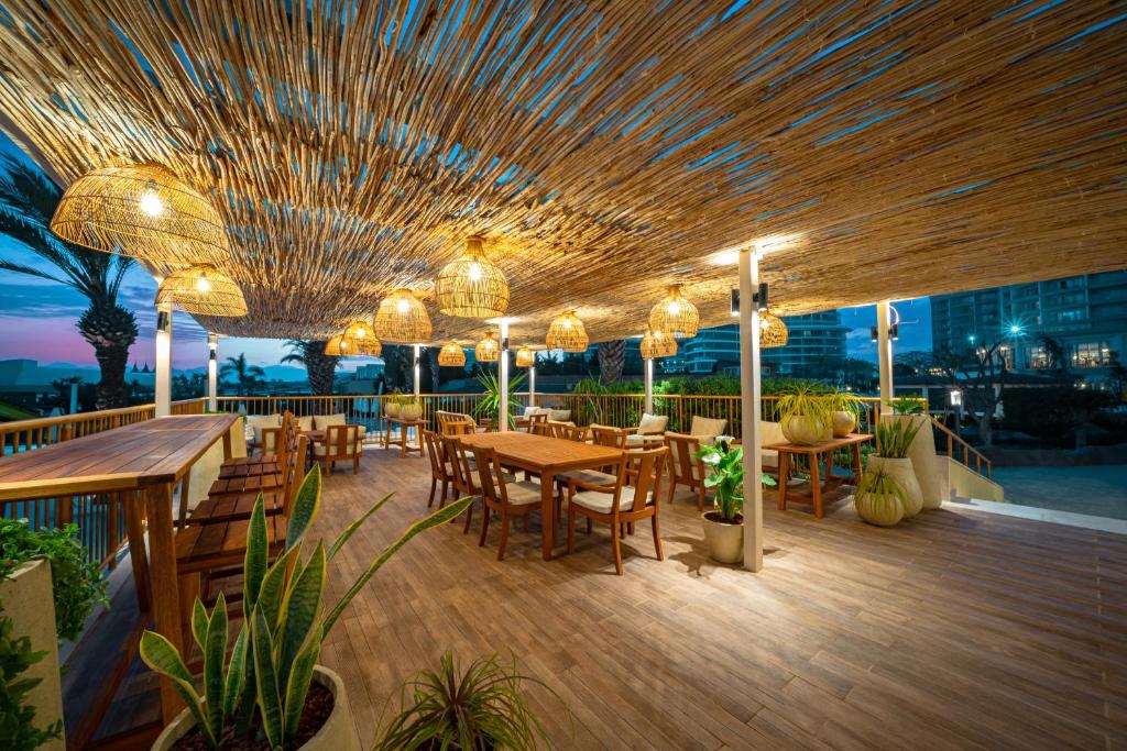 Āra terase viesnīcā Liberty Hotels Lara ar mājīgu apgaismojumu un augiem