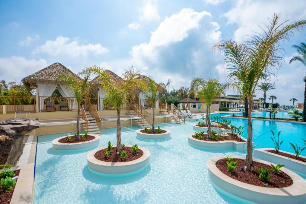 Peldbaseins ar palmām pie Liberty Hotels Lara