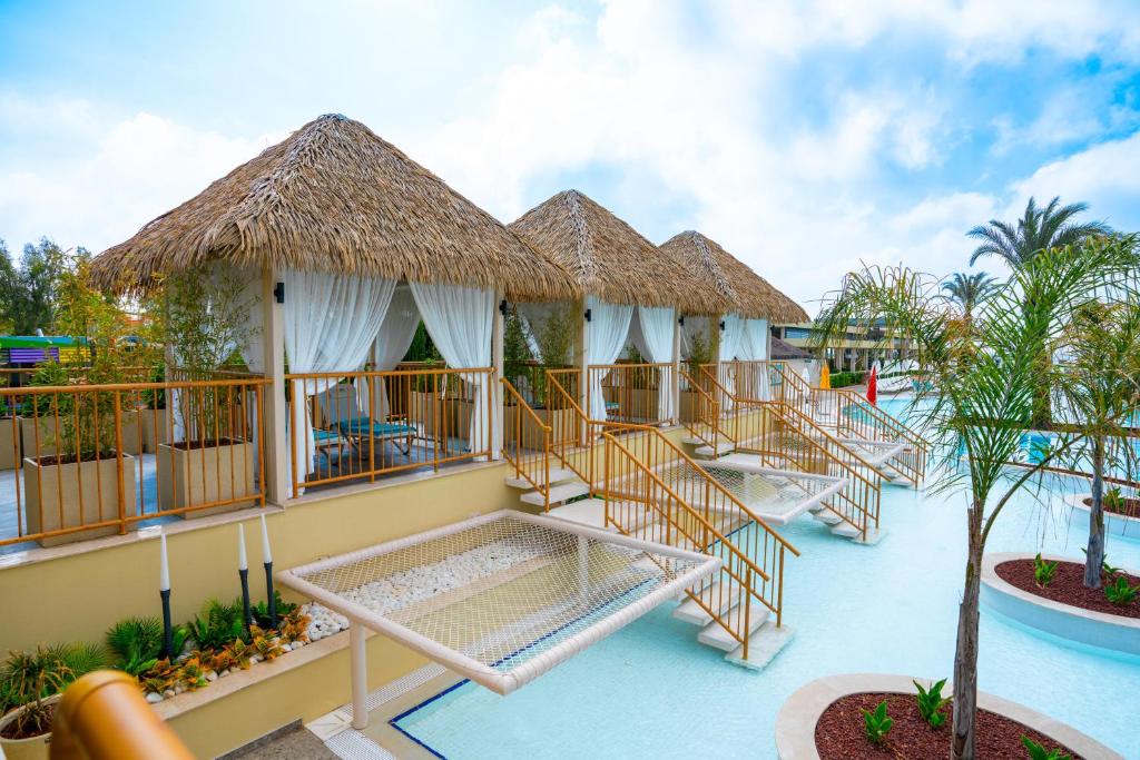 Relaksējošas atpūtas zonas pie Liberty Hotels Lara pie baseina