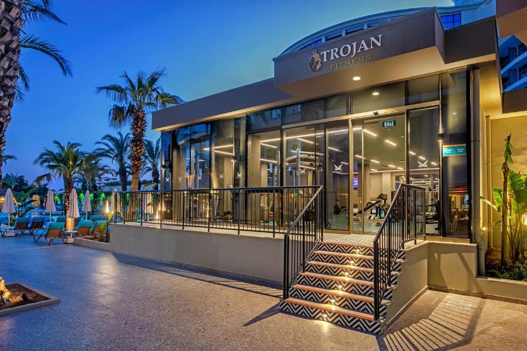 Trojan Fitness sporta zāles ieeja viesnīcā Liberty Hotels Lara piekrastē