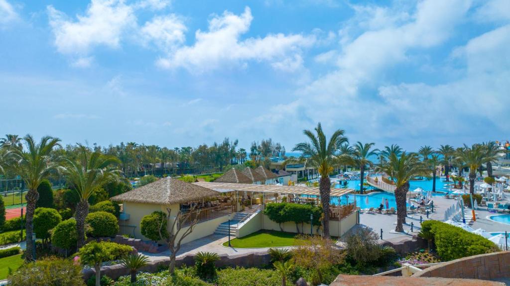 Vasaras ainava ar baseinu un palmām pie Liberty Hotels Lara