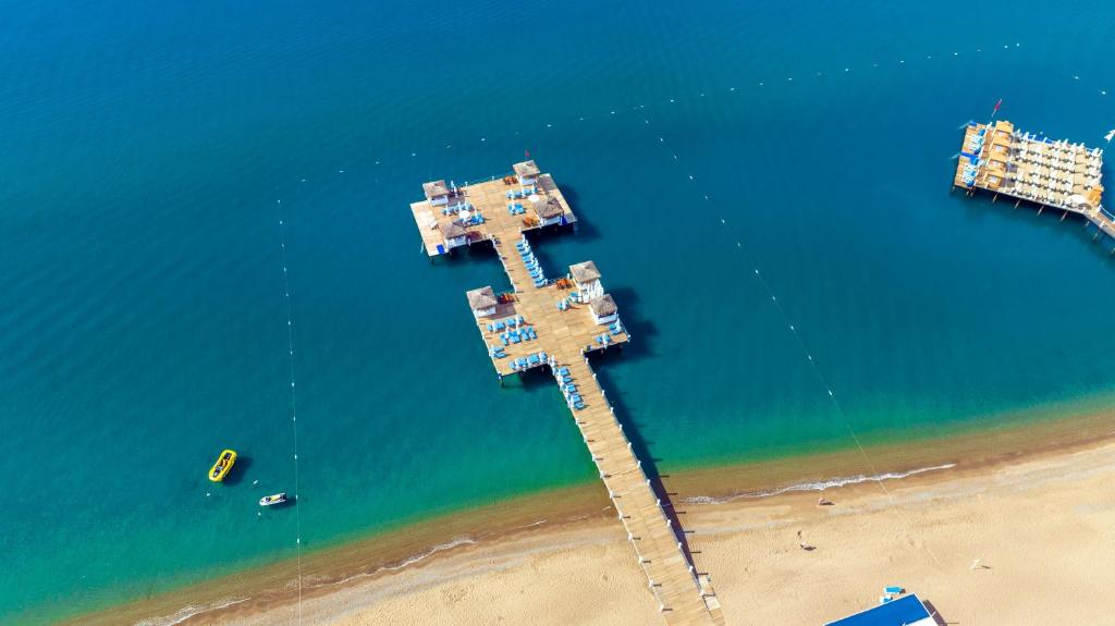 Liberty Hotels Lara pludmales piestātne ar zilu ūdeni