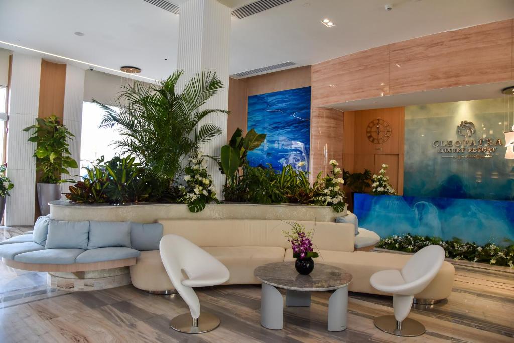 Elegants Cleopatra Luxury Resort Sharm vestibilā interjers ar augiem.