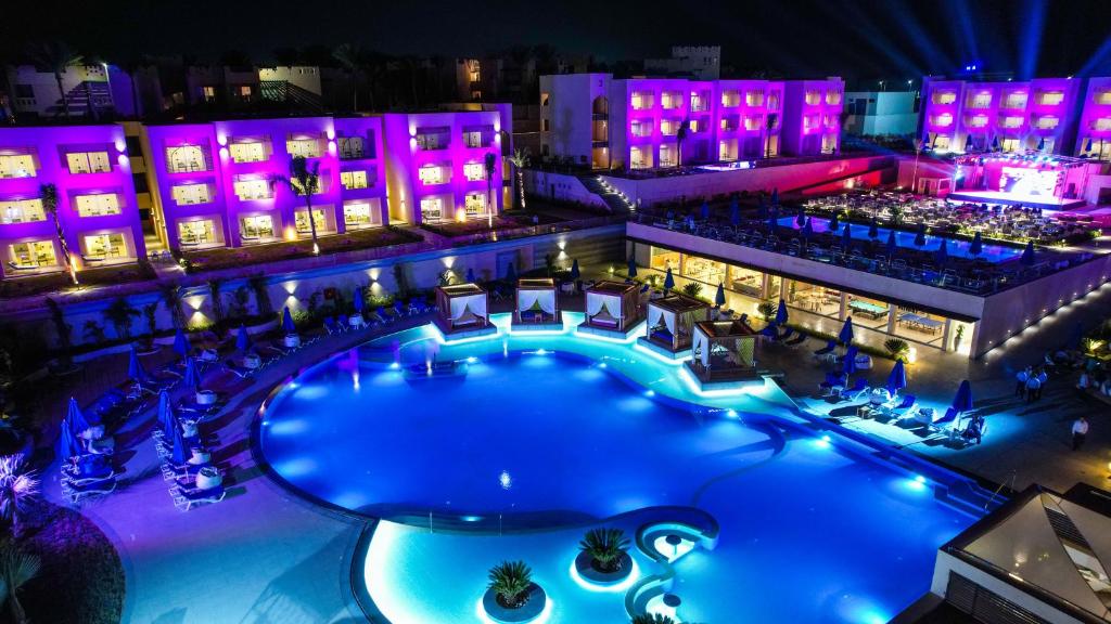 Cleopatra Luxury Resort Sharm nakts skats ar izgaismotu baseinu