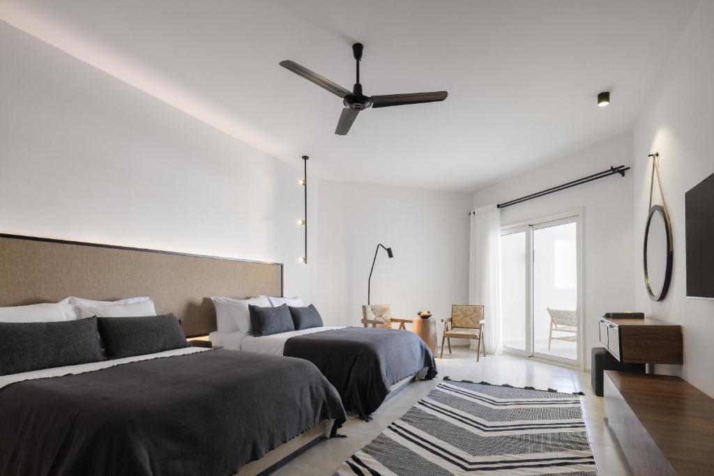 Moderns numurs Serry Beach Resort ar divām gultām un balkonu.