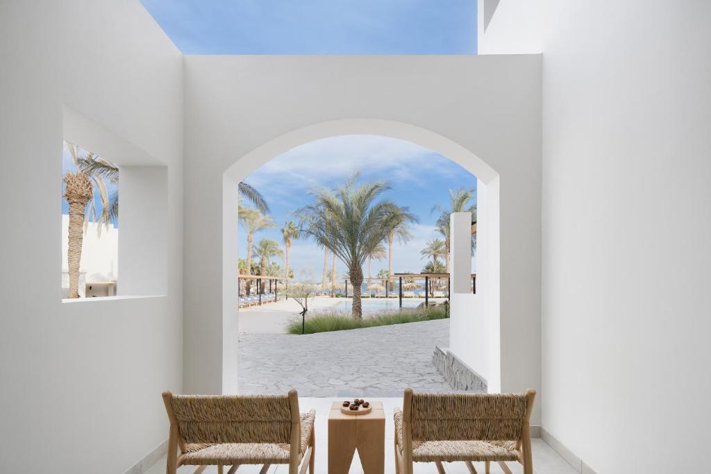 Skats uz baseinu un palmu dārzu pie Serry Beach Resort