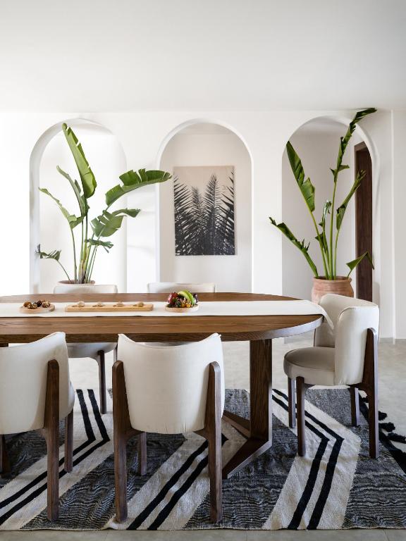 Mūsdienīgs ēdamgalds Serry Beach Resort, apņemts ar zaļām augiem.