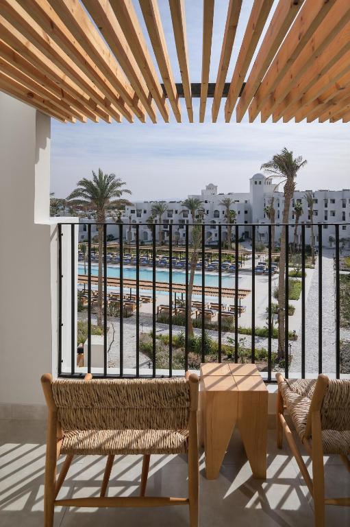 Skats no balkona uz Serry Beach Resort baseinu un dārzu