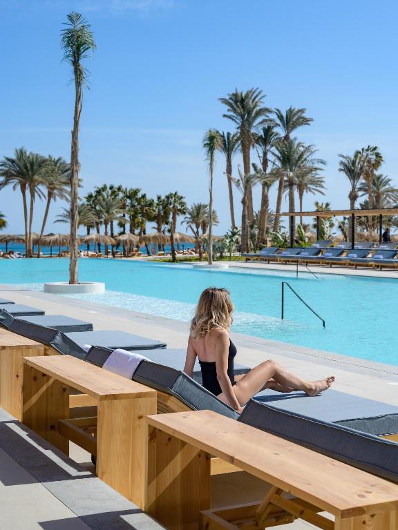 Serry Beach Resort pie baseina ar palmām un atpūtas zonu