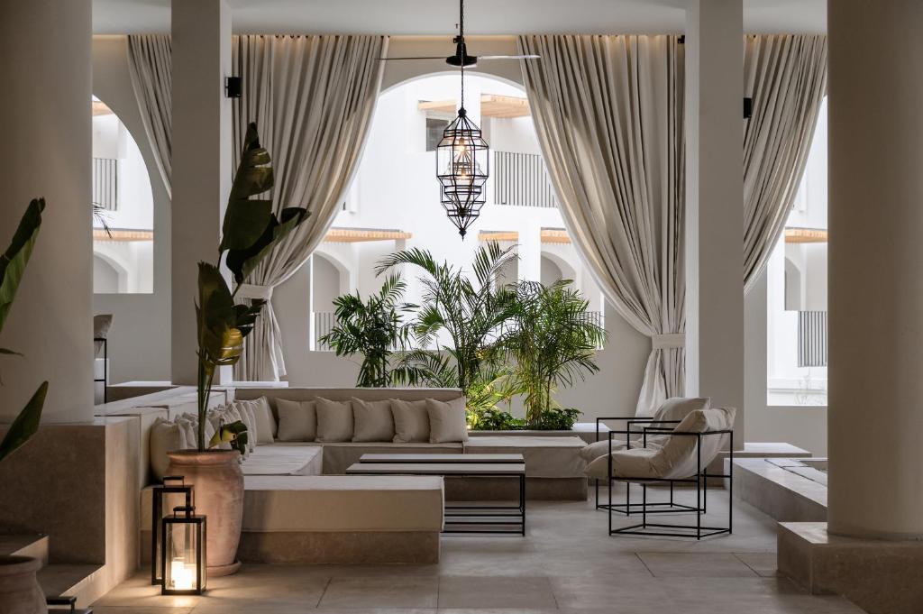 Serry Beach Resort mūsdienīgs un elegants viesnīcas interjers ar zaļumiem.