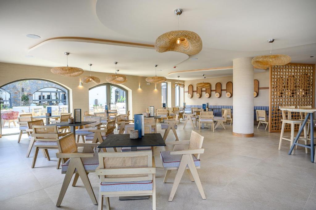 Mūsdienīgs restorāns Creta Maris Resort, ar elegantiem mēbelēm un dabīgām gaismām.