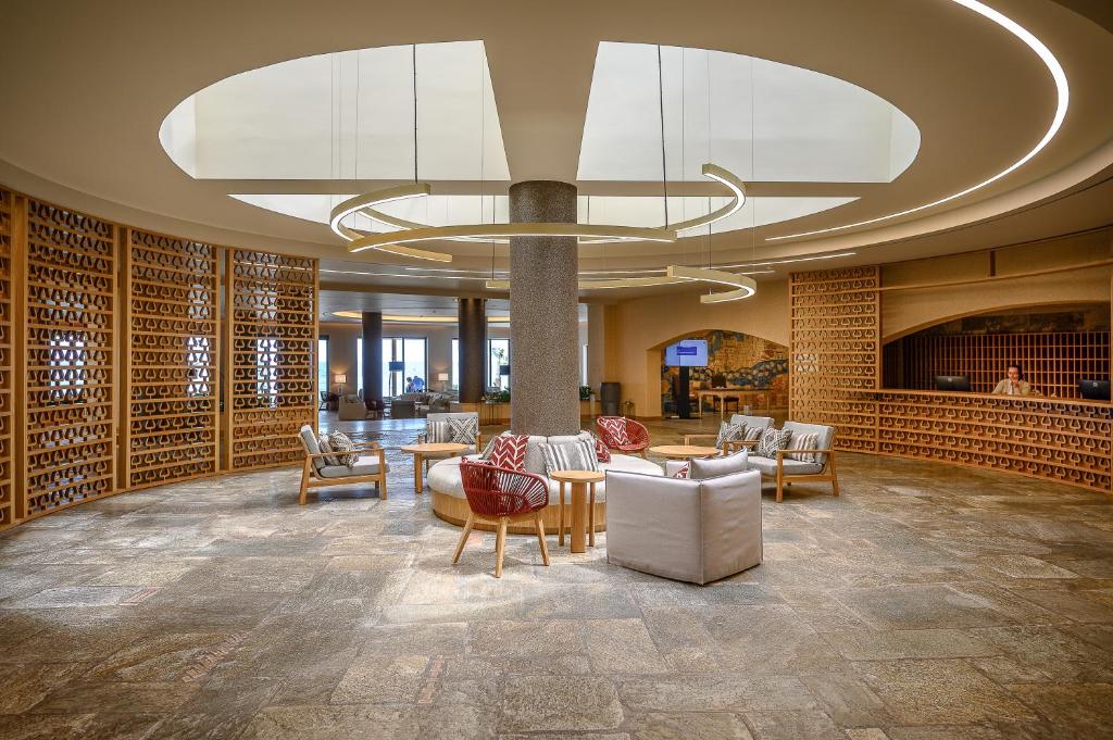Mūsdienīgs viesnīcas Creta Maris Resort vestibils ar modernām mēbelēm.