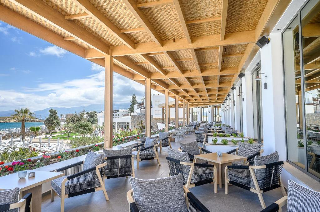 Terase pie Creta Maris Resort ar skatu uz jūru un dārzu.
