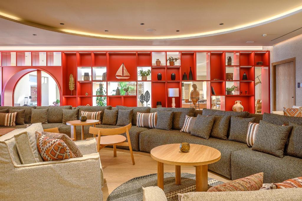 Mūsdienīgs viesnīcas Creta Maris Resort interjers ar komfortablu atpūtas zonu