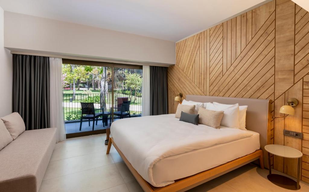 Mūsdienīgs numurs viesnīcā Paloma Orenda ar skatu uz dārzu.