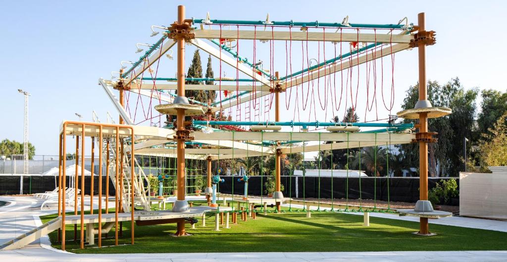 Jauka bērnu spēļu laukums viesnīcā Paloma Orenda ar piedzīvojumu elementiem.