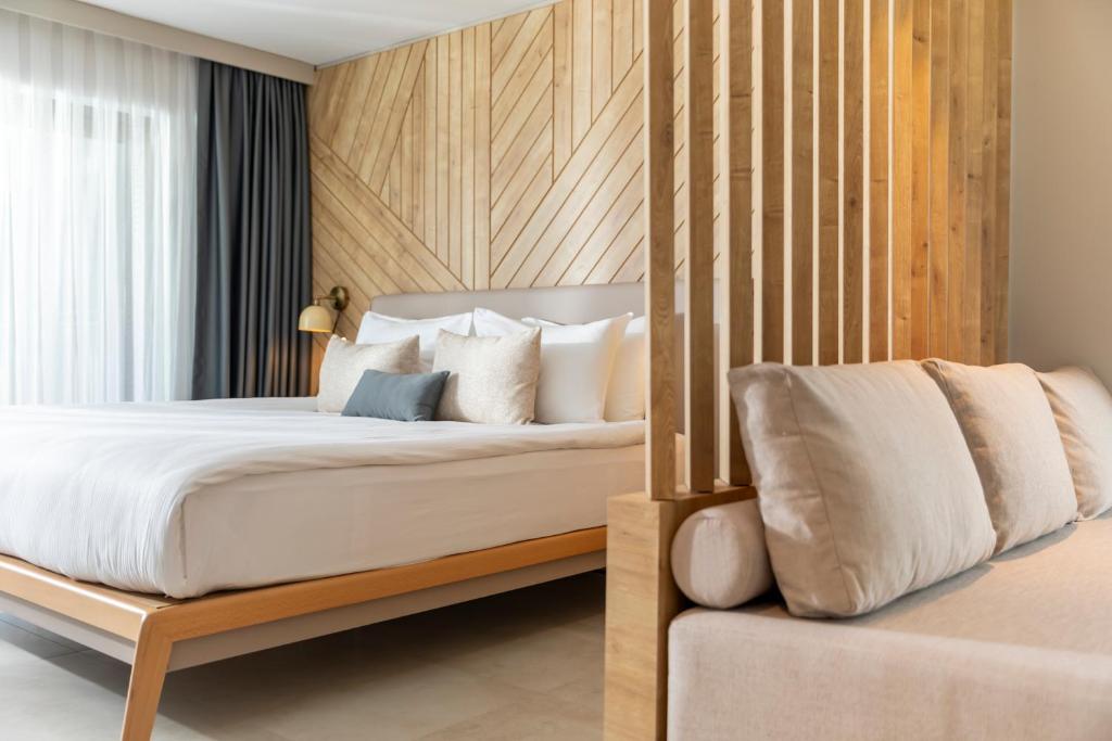 Moderns numurs viesnīcā Paloma Orenda ar koka akcentiem un komfortablu gultu.