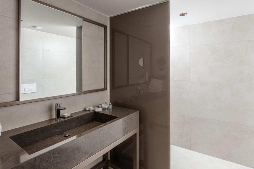 Mūsdienīgs vannas istabas dizains ar elegantu izskatu, Paloma Orenda.