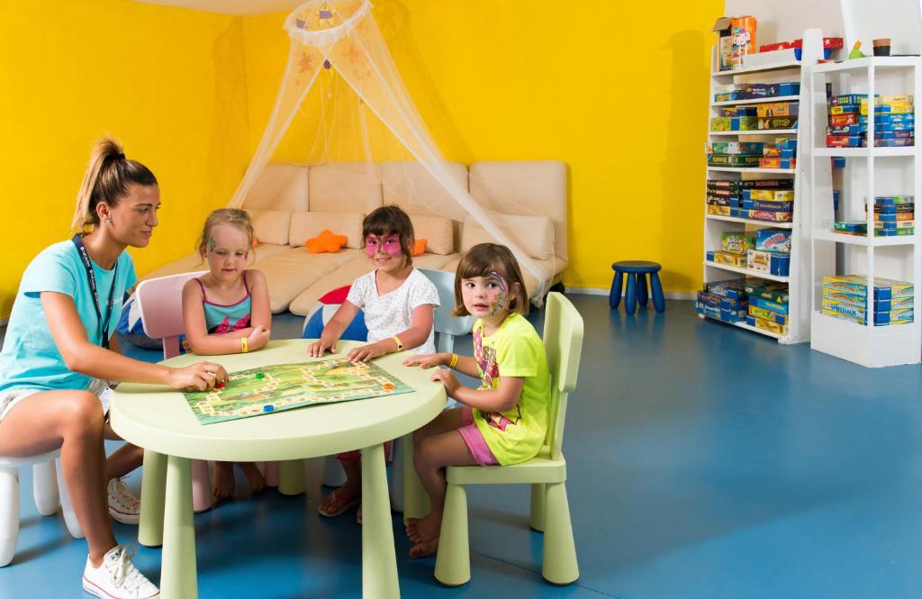 Bērni spēlē galda spēles Fodele Beach & Water Park Resort bērnu klubā.