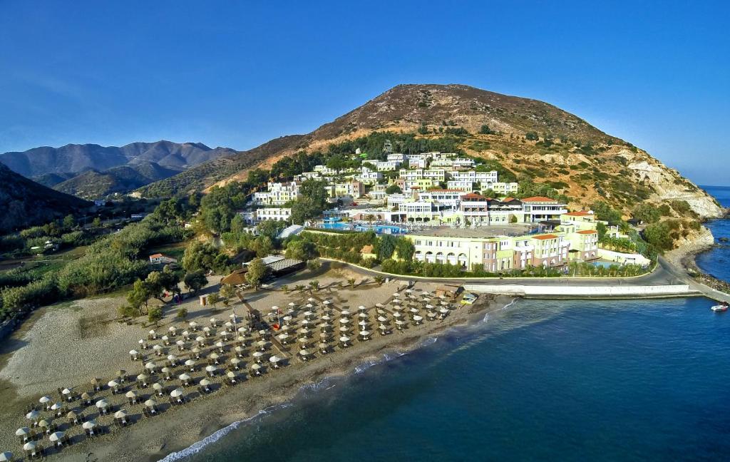 Fodele Beach & Water Park Resort piekrastē ar pludmales saulessargiem