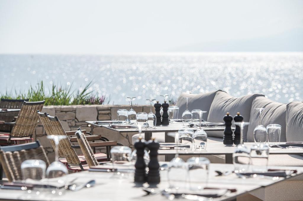 Restorāna galds ar skatu uz jūru Creta Maris Resort