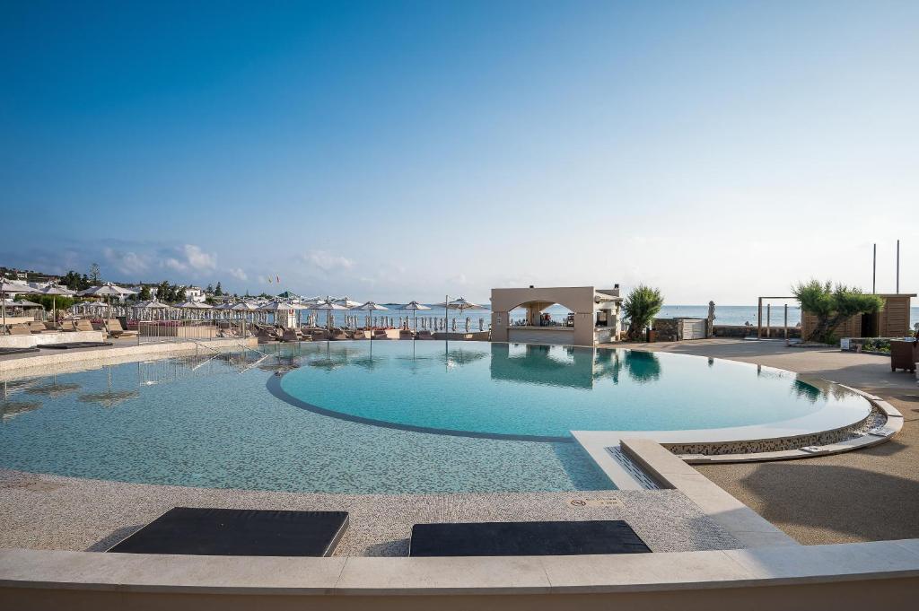 Luksusa baseins Creta Maris Resort ar skatu uz jūru piekrastē