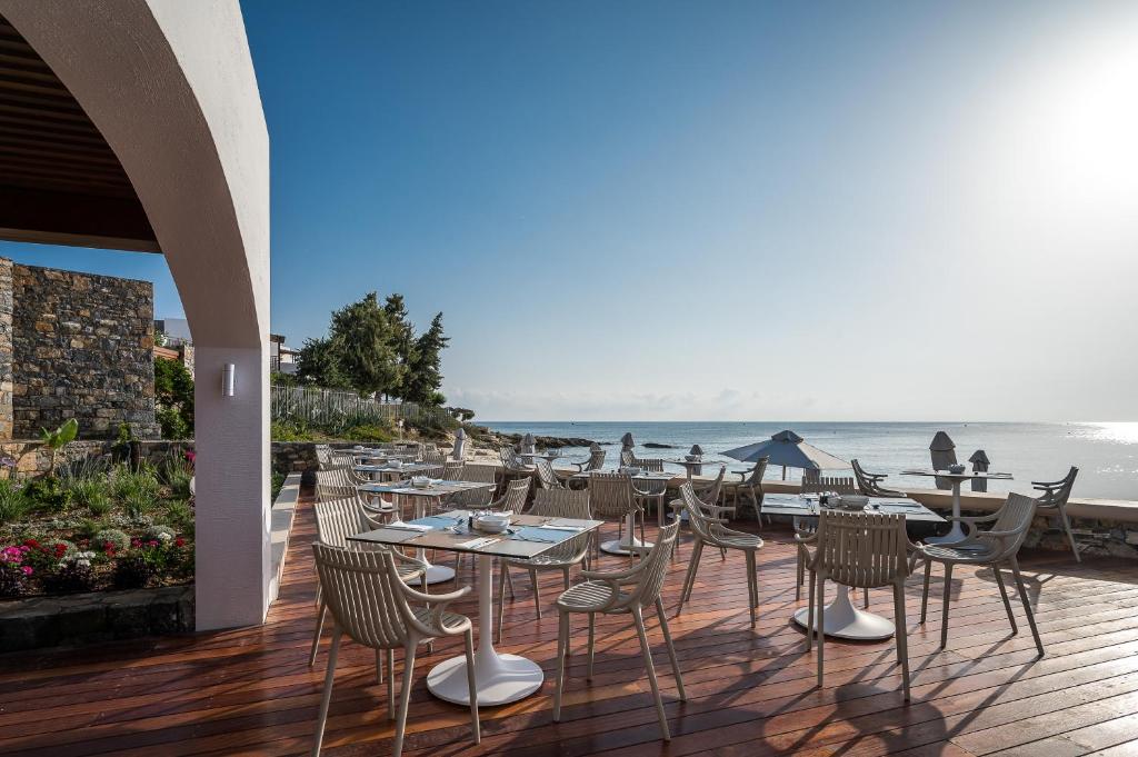 Āra restorāns piekrastē ar skatu uz jūru, Creta Maris Resort
