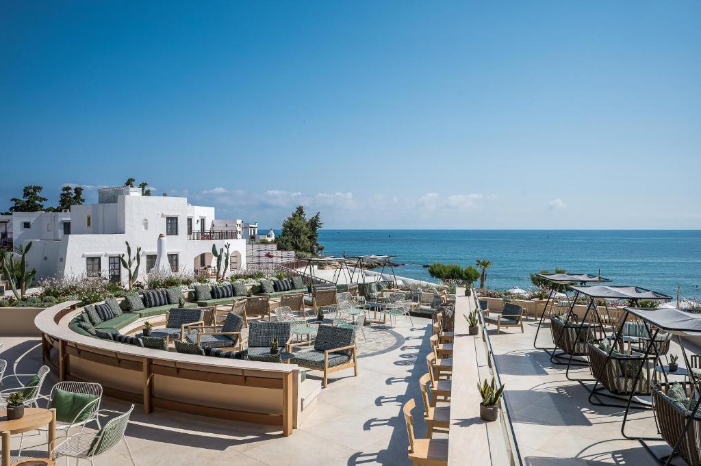 Terase ar skatu uz jūru Creta Maris Resort