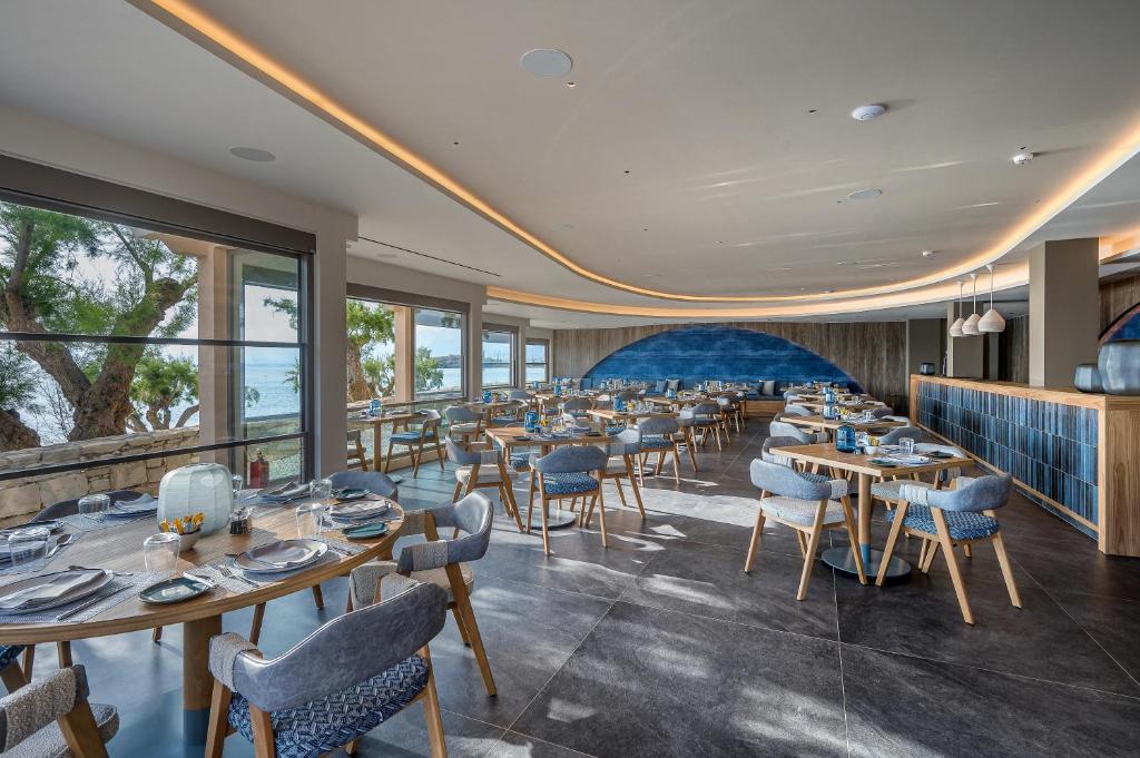 Moderns restorāns Creta Maris Resort ar skatu uz jūru