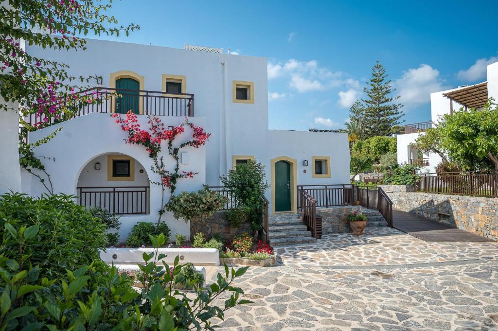 Creta Maris Resort skaista arhitektūra ar ziediem un dārzu