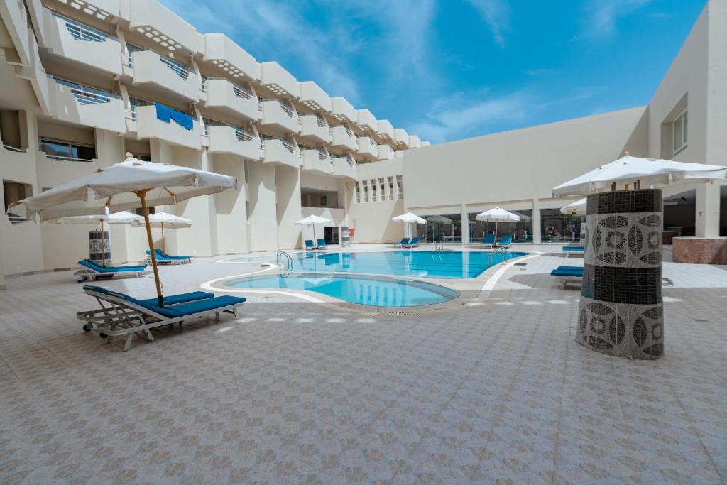 Peldbaseins un sauļošanās krēsli pie viesnīcas Seven Seas Jolie Bay